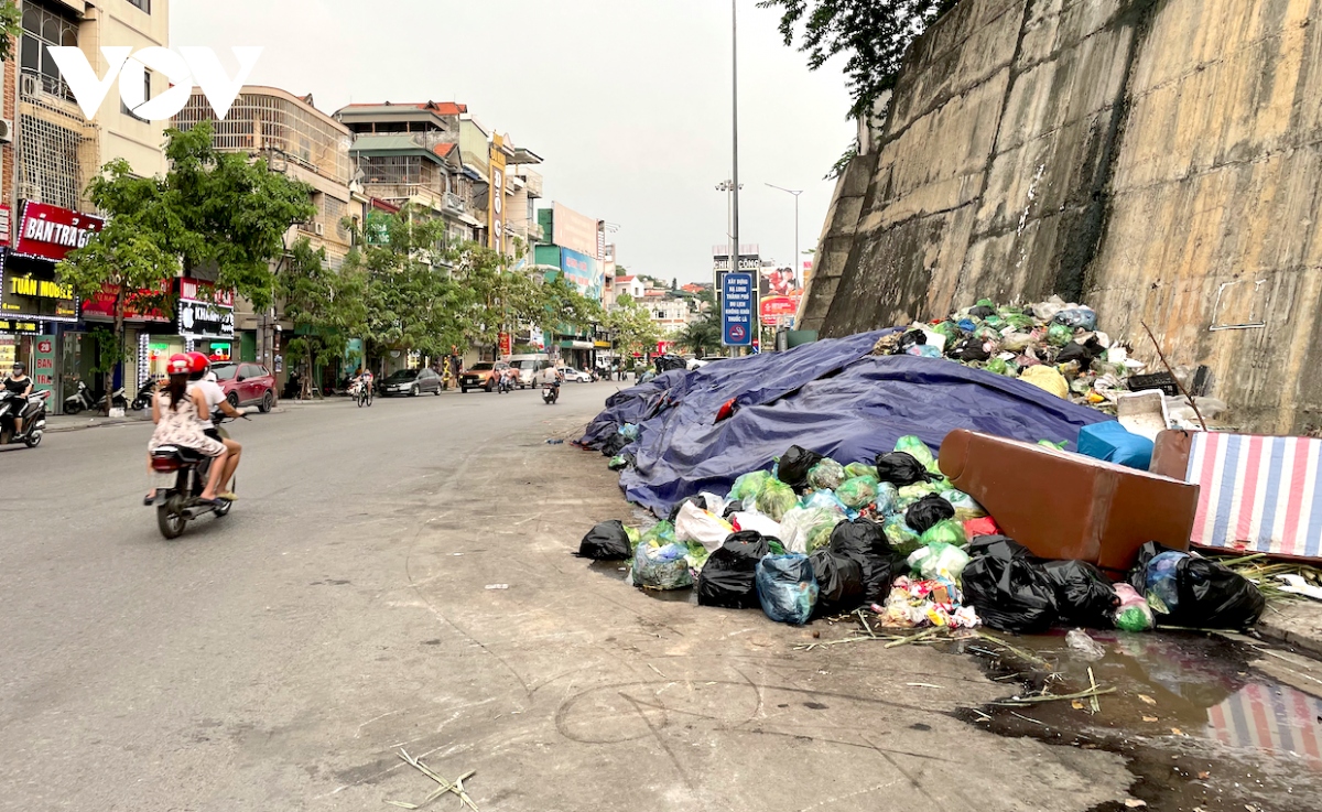 Xử lý khẩn cấp tình trạng ùn ứ rác thải trong khu dân cư tại TP Hạ Long